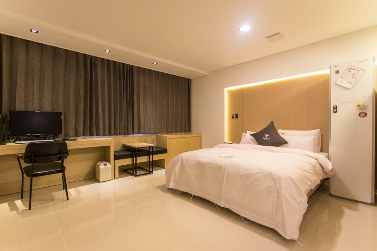 The City Hotel Чонджу Экстерьер фото