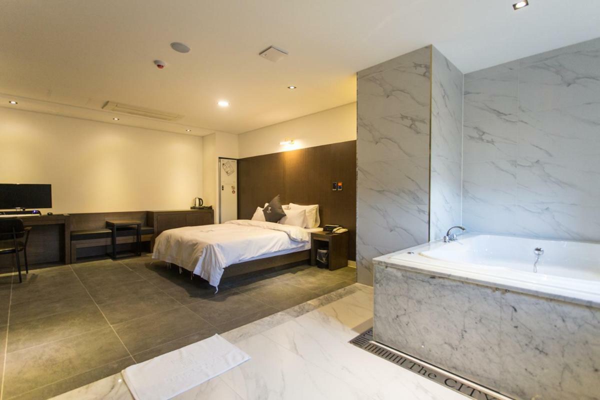 The City Hotel Чонджу Экстерьер фото